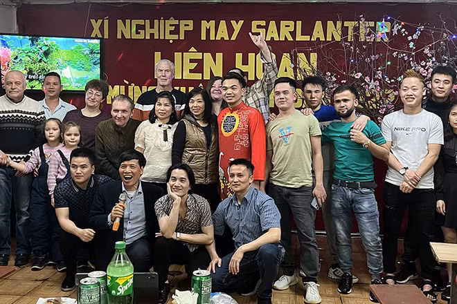 Công nhân viên xí nghiệp may Sarlanter chụp ảnh nhân dịp Xuân mới Nhâm Dần.