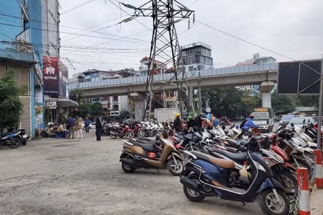 Bãi trông giữ xe tại 168 Hào Nam phục vụ khách đi tàu điện Cát Linh-Hà Đông