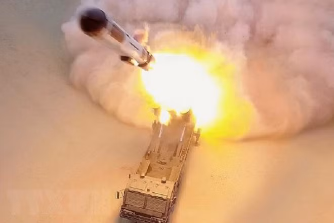 Hãng thông tấn Trung ương Triều Tiên (KCNA) ngày 28/1 đưa tin nước này đã bắn thử một hệ thống tên lửa hành trình tầm xa và một vụ thử tên lửa dẫn đường chiến thuật đất đối đất trong tuần. (Ảnh: YONHAP/TTXVN)