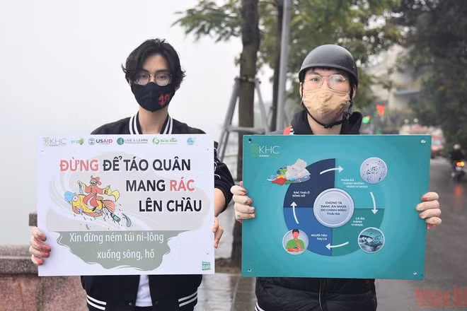 Thông điệp bảo vệ môi trường nhân ngày lễ ông Công ông Táo. (Ảnh: Minh Duy)