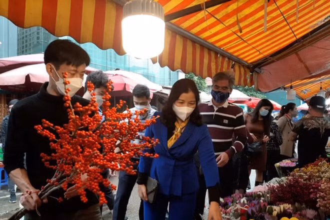 Lãnh đạo Sở Công thương Hà Nội kiểm tra chợ hoa Quảng An.