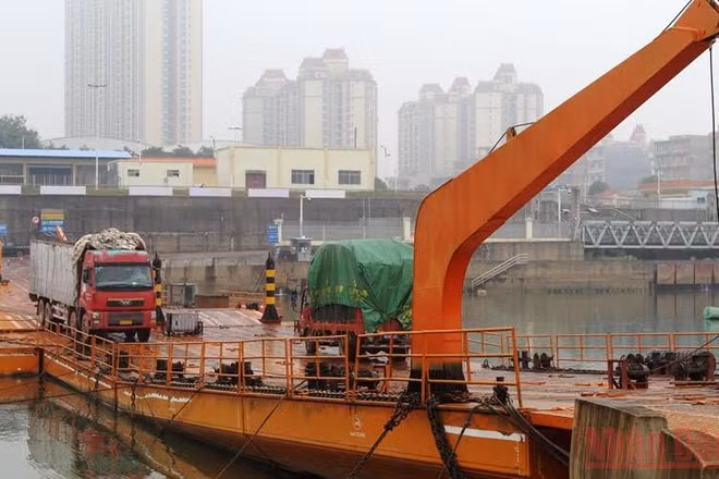 Hàng hóa được thông quan qua lối mở cầu phao Km3+4 trong sáng ngày 10/1.