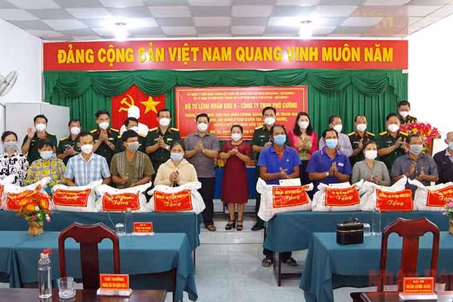 Đoàn công tác Quân khu 9 tặng quà cho người dân huyện Mỹ Tú. 