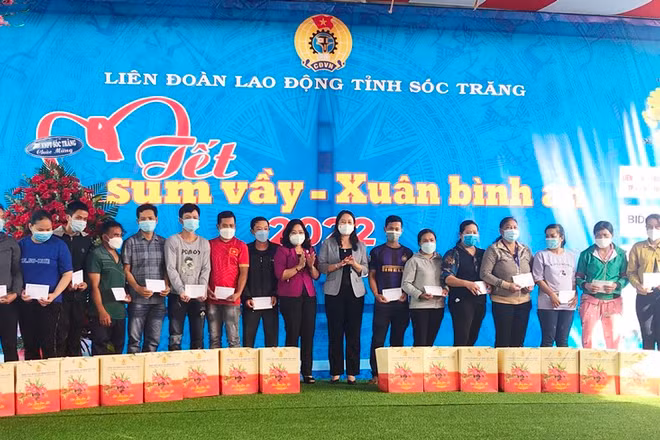 Phó Chủ tịch nước Võ Thị Ánh Xuân và lãnh đạo Tỉnh ủy Sóc Trăng tặng quà Tết cho công nhân, người lao động tại Khu công nghiệp An Nghiệp.