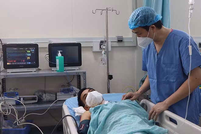 Bác sĩ thăm hỏi người bệnh sau phẫu thuật. (Ảnh: Bệnh viện cung cấp)