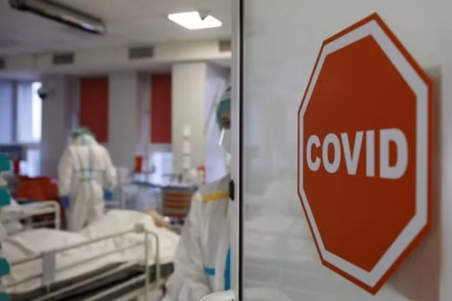 Điều trị bệnh nhân Covid-19 tại Bệnh viện Bộ Nội vụ Ba Lan ở Warsaw, Ba Lan, ngày 8/11/2021. (Ảnh: REUTERS)