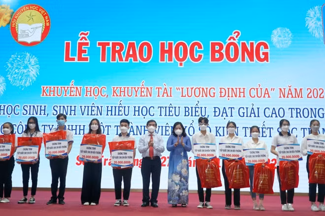 Trao học bổng cho tân sinh viên hiếu học tiêu biểu của Chương trình “Tiếp bước cho em đến trường”.