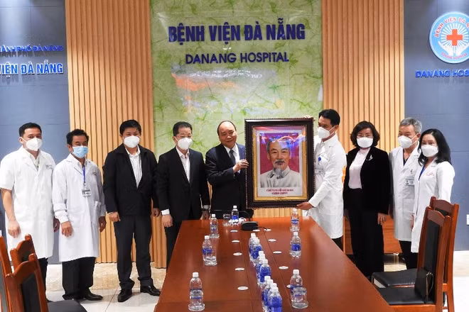 Chủ tịch nước tặng bức ảnh chân dung Chủ tịch Hồ Chí Minh cho Bệnh viện Đà Nẵng.