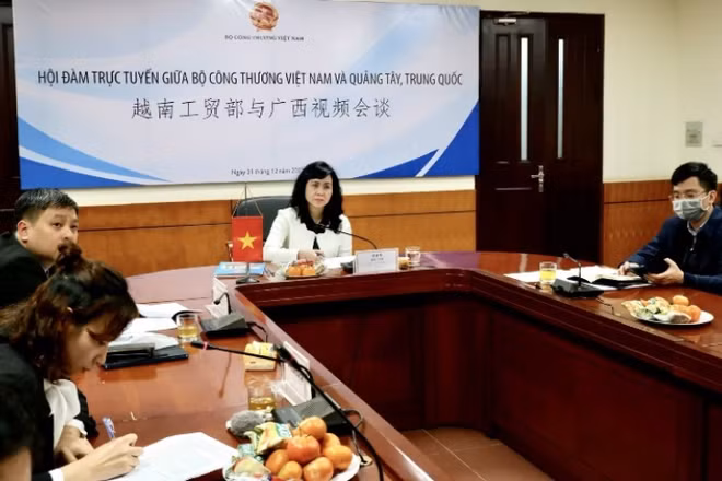 Lãnh đạo Vụ Thị trường châu Á-châu Phi (Bộ Công thương) hội đàm trực tuyến với Sở Thương mại Quảng Tây (Trung Quốc).