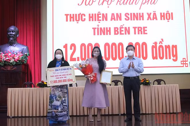 Bí thư Tỉnh ủy Bến Tre Lê Đức Thọ trao thư cảm ơn cho đơn vị hỗ trợ thực hiện an sinh xã hội.