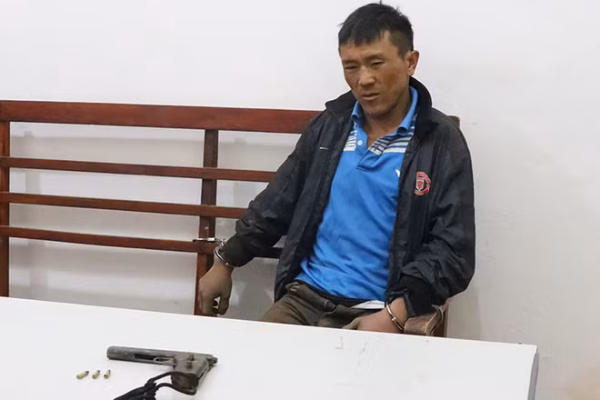 Sềnh A Ly cùng vũ khí khi bị bắt giữ.
