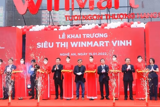 Lãnh đạo tỉnh Nghệ An và Tập đoàn Masan cắt băng khai trương siêu thị WinMart Vinh. (Ảnh: THÀNH CHÂU)