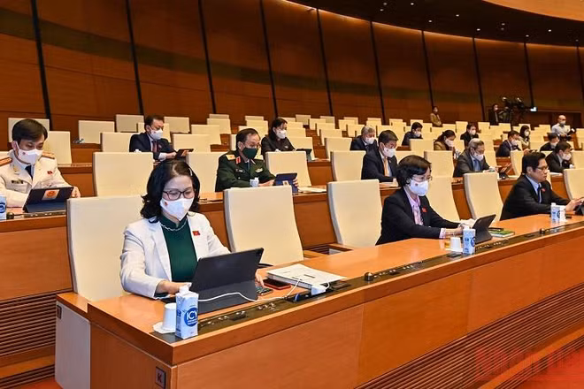 Đại biểu Quốc hội biểu quyết thông qua Nghị quyết về chính sách tài khóa, tiền tệ để hỗ trợ Chương trình phục hồi và phát triển kinh tế-xã hội. (Ảnh: Khoa Linh)