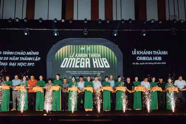 Các đại biểu cắt băng khánh thành không gian trải nghiệm Omega Hub tại Hòa Lạc của Trường đại học FPT. (Ảnh: BTC)