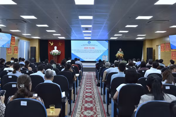 Hội nghị phổ biến, quán triệt quy định pháp luật về xử lý hành vi gian lận, trục lợi Quỹ Bảo hiểm y tế đối với các cơ sở khám, chữa bệnh và đánh giá tình hình gia tăng chi phí khám, chữa bệnh bảo hiểm y tế của các cơ sở khám, chữa bệnh 8 tháng đầu năm 2026 của Bảo hiểm xã hội Hà Nội. (Ảnh HSS)