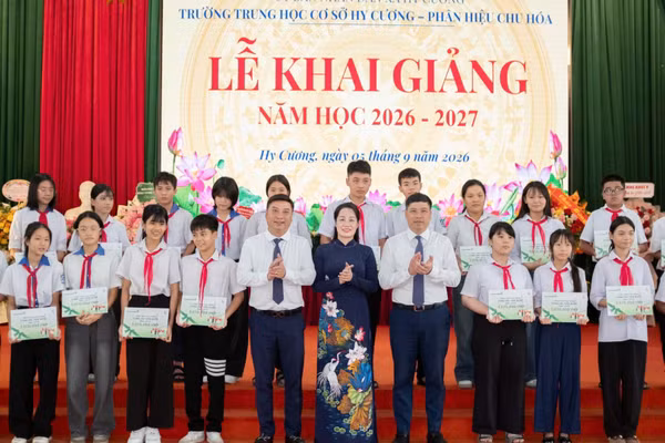 Đại diện của Quỹ Bảo trợ trẻ em Việt Nam, Vietcombank trao tặng học bổng cho học sinh có hoàn cảnh khó khăn tại chương trình. (Ảnh NFVC)