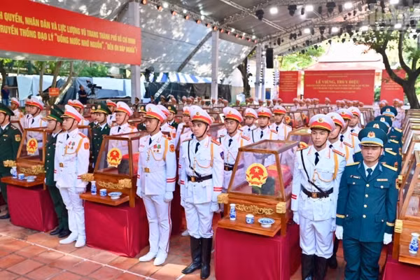 Các lực lượng tham buổi tổng duyệt cho Lễ truy điệu, an táng hài cốt liệt sĩ tại Công viên Lê Thị Riêng diễn ra trong hai ngày 13 và 14/10 tới. (Ảnh THẾ ANH)