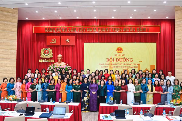 Các đại biểu chụp ảnh lưu niệm tại lớp bồi dưỡng nâng cao năng lực nữ lãnh đạo, quản lý cấp vụ và tương đương tại các bộ, ngành, cơ quan Trung ương năm 2026. (Ảnh Moha)