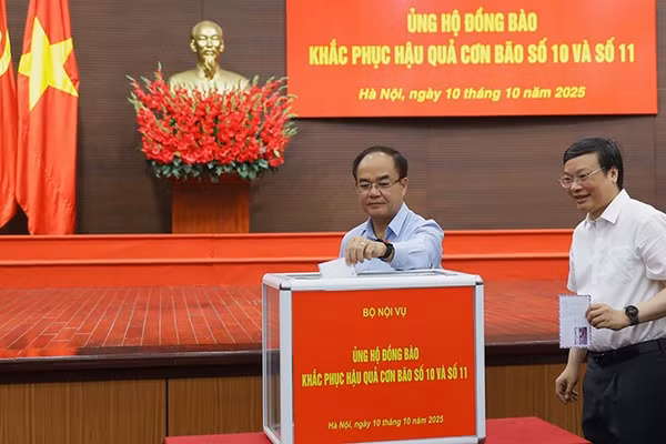 Đại diện lãnh đạo Bộ Nội vụ chung tay ủng hộ đồng bào khắc phục hậu quả cơn bão số 10 và 11. (Ảnh Moha)
