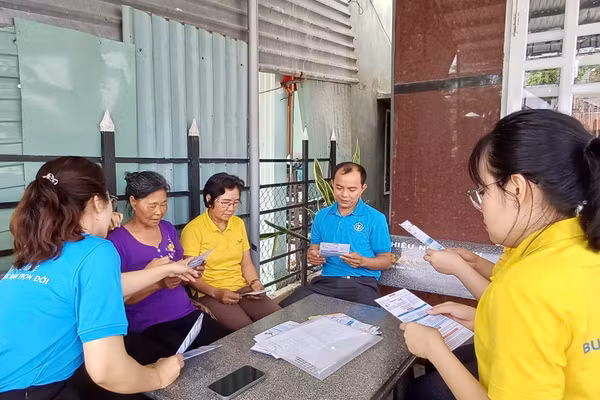 Tuyên truyền, vận động người dân tham gia bảo hiểm xã hội tự nguyện, bảo hiểm y tế hộ gia đình tại Gia Lai. (Ảnh GSS)