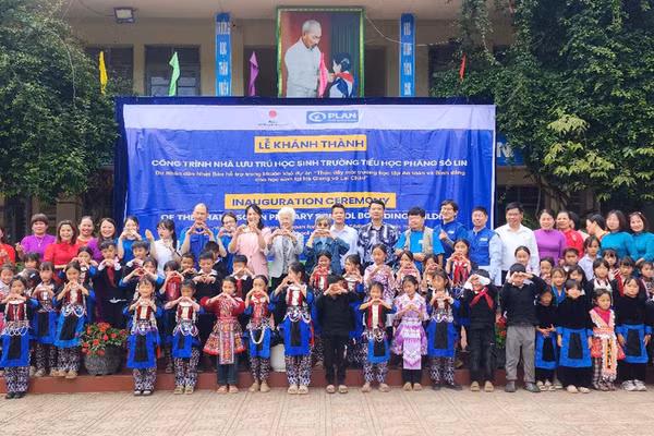 Các đại biểu tại lễ khánh thành khu bán trú của tại Trường Phổ thông dân tộc bán trú-Tiểu học Phăng Sô Lin. (Ảnh: Plan International Việt Nam)