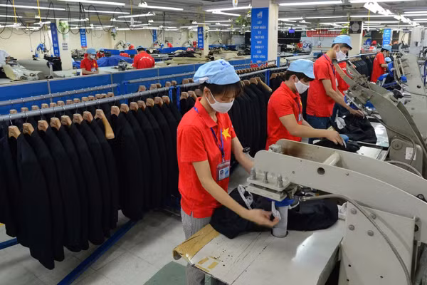 Lao động nữ tại Tổng Công ty May 10, Hà Nội. (Ảnh HOÀNG HUY)