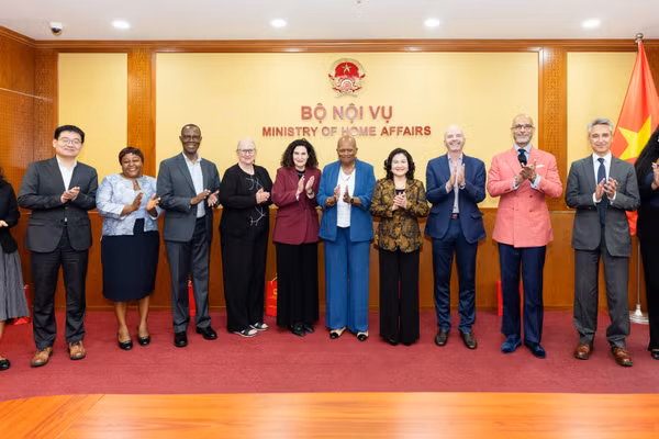 Thứ trưởng Nguyễn Thị Hà và Đoàn công tác của Ủy ban Cố vấn về Giám sát của UN Women chụp ảnh lưu niệm. (Ảnh Moha) 