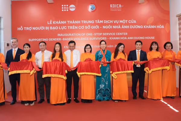 Các đại biểu tại lễ khai trương Ngôi nhà Ánh Dương tại Khánh Hòa. (Ảnh UNFPA)