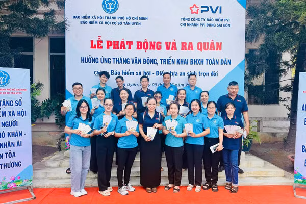 Cán bộ, viên chức Bảo hiểm xã hội Thành phố Hồ Chí Minh ra quân vận động người dân tham gia bảo hiểm xã hội tự nguyện, bảo hiểm y tế hộ gia đình. (Ảnh HSS)