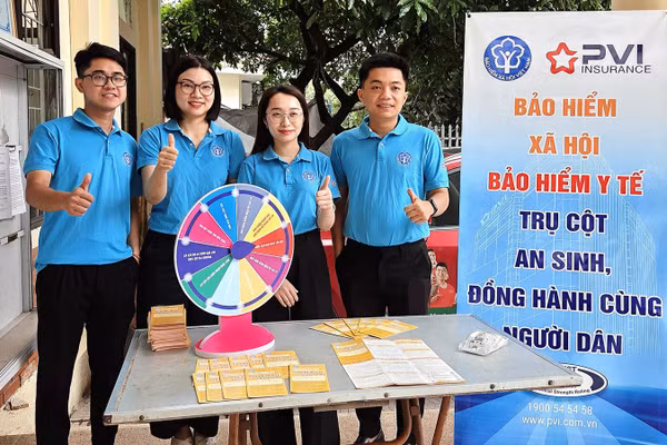 Cán bộ Bảo hiểm xã hội Hà Nội tham gia tuyên truyền, vận động người tham gia bảo hiểm xã hội tự nguyện, bảo hiểm y tế hộ gia đình, tháng 5/2026. (Ảnh: HSS)