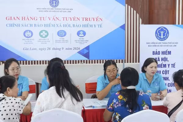 Bảo hiểm xã hội cơ sở Gia Lâm (Hà Nội) truyền thông chính sách bảo hiểm xã hội, bảo hiểm y tế tại Phiên giao dịch việc làm cụm xã Gia Lâm-Phù Đổng-Thuận An-Bát Tràng năm 2026. (Ảnh: HSS)