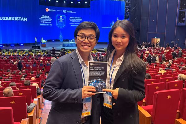Hai thành viên Ban Tham vấn Thanh niên Plan International Việt Nam Trần Hà Anh và Phan An Khang tại Lễ mở ký Công ước Hà Nội với vai trò quan sát viên. (Ảnh Plan International Việt Nam)