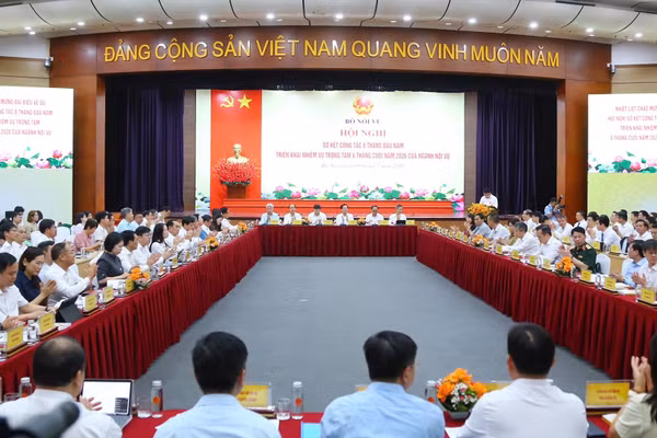 Quang cảnh hội nghị “Sơ kết công tác 6 tháng đầu năm và triển khai nhiệm vụ trọng tâm 6 tháng cuối năm 2026 của ngành nội vụ”.