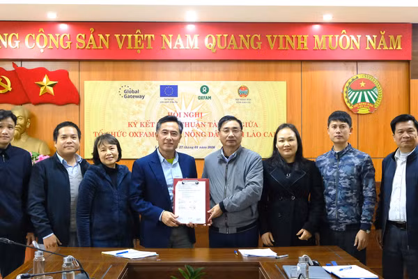 Oxfam tại Việt Nam và Hội Nông dân tỉnh Lào Cai ký thỏa thuận triển khai sáng kiến “Nâng cao năng lực cho cộng đồng phụ nữ người Dao Đỏ thôn Tả Ngảo, xã Bát Xát, tỉnh Lào Cai bảo tồn, phát triển kiến thức bản địa gắn với chuỗi giá trị sản phẩm nông dược để phát triển bền vững góp phần bảo tồn đa dạng sinh học và ứng phó với biến đổi khí hậu, giảm phát thải khí nhà kính”. (Ảnh BTC)