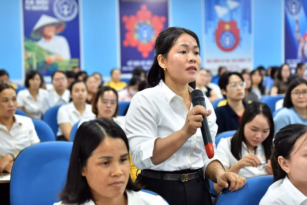 Các đại biểu đặt câu hỏi tại hội nghị. (Ảnh HSS)