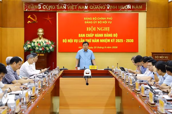 Đồng chí Nguyễn Tiến Hải, Ủy viên Ban Chấp hành Trung ương Đảng, Bí thư Đảng ủy, Bộ trưởng Nội vụ chủ trì Hội nghị. (Ảnh: Moha)