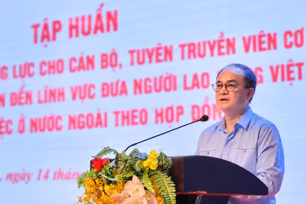 Thứ trưởng Nội vụ Vũ Chiến Thắng phát biểu khai mạc hội nghị. (Ảnh NH)