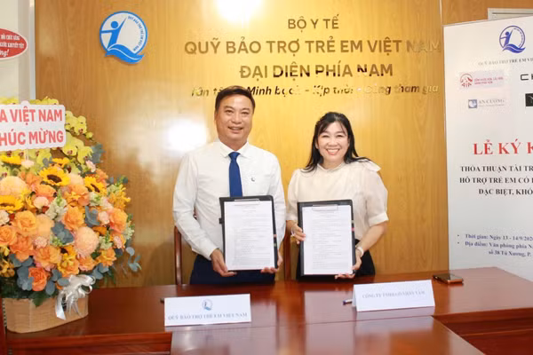 Ông Đinh Tiến Hải - Giám đốc Quỹ Bảo trợ trẻ em Việt Nam, bà Bùi Kim Phụng - Giám đốc Công ty TNHH Gỗ Nhân Tâm ký kết hợp tác tài trợ. (Ảnh: NFVC)