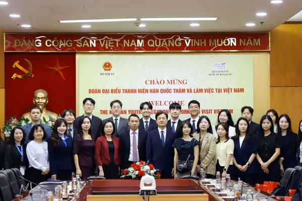 Các đại biểu chụp ảnh lưu niệm tại sự kiện. (Ảnh: Moha)