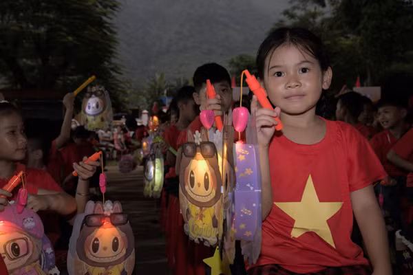 Niềm vui của các em nhỏ dự chương trình “Vui Trung thu” năm 2026 tại Trường tiểu học Văn Miếu - Phân hiệu Tân Minh. (Ảnh NFVC)