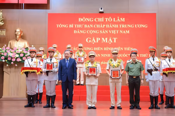 Trung tá Khúc Thanh Tuấn là 1 trong các gương điển hình Công an nhân dân Việt Nam được tuyên dương năm 2025, vinh dự được Tổng Bí thư Tô Lâm gặp mặt vào ngày 4/8/2025 trước thềm Đại hội thi đua “Vì an ninh Tổ quốc” lần thứ IX.