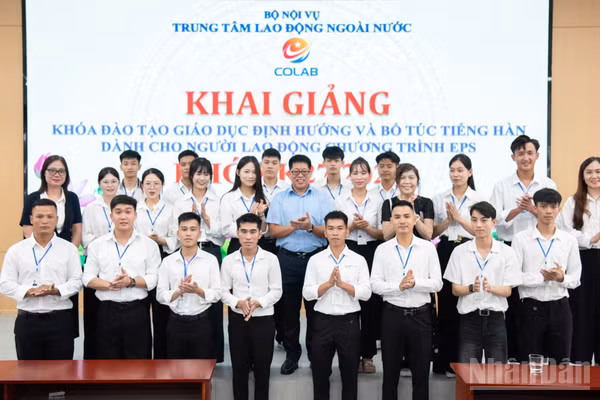 Phó Giám đốc Trung tâm Lao động ngoài nước Nguyễn Xuân Tạo cùng các đại biểu, học viên dự lễ khai giảng khóa đào tạo. (Ảnh: MINH DUY)