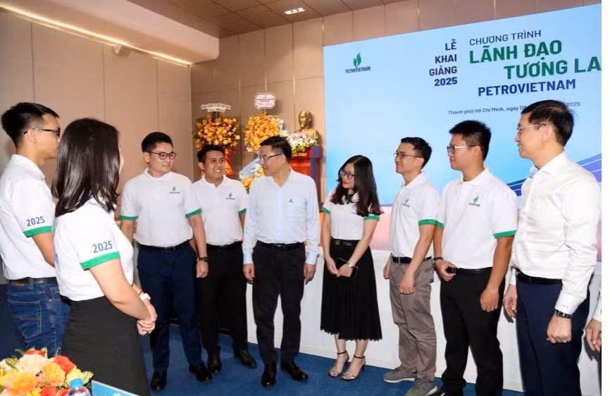 Đồng chí Lê Mạnh Hùng - Quyền Bộ trưởng Công thương, nguyên Bí thư Đảng ủy, nguyên Chủ tịch Hội đồng thành viên Petrovietnam và đồng chí Trần Quang Dũng - Phó Bí thư Thường trực Đảng ủy Petrovietnam trò chuyện với các học viên trong Lễ khai giảng Chương trình “Lãnh đạo tương lai Petrovietnam 2025”.