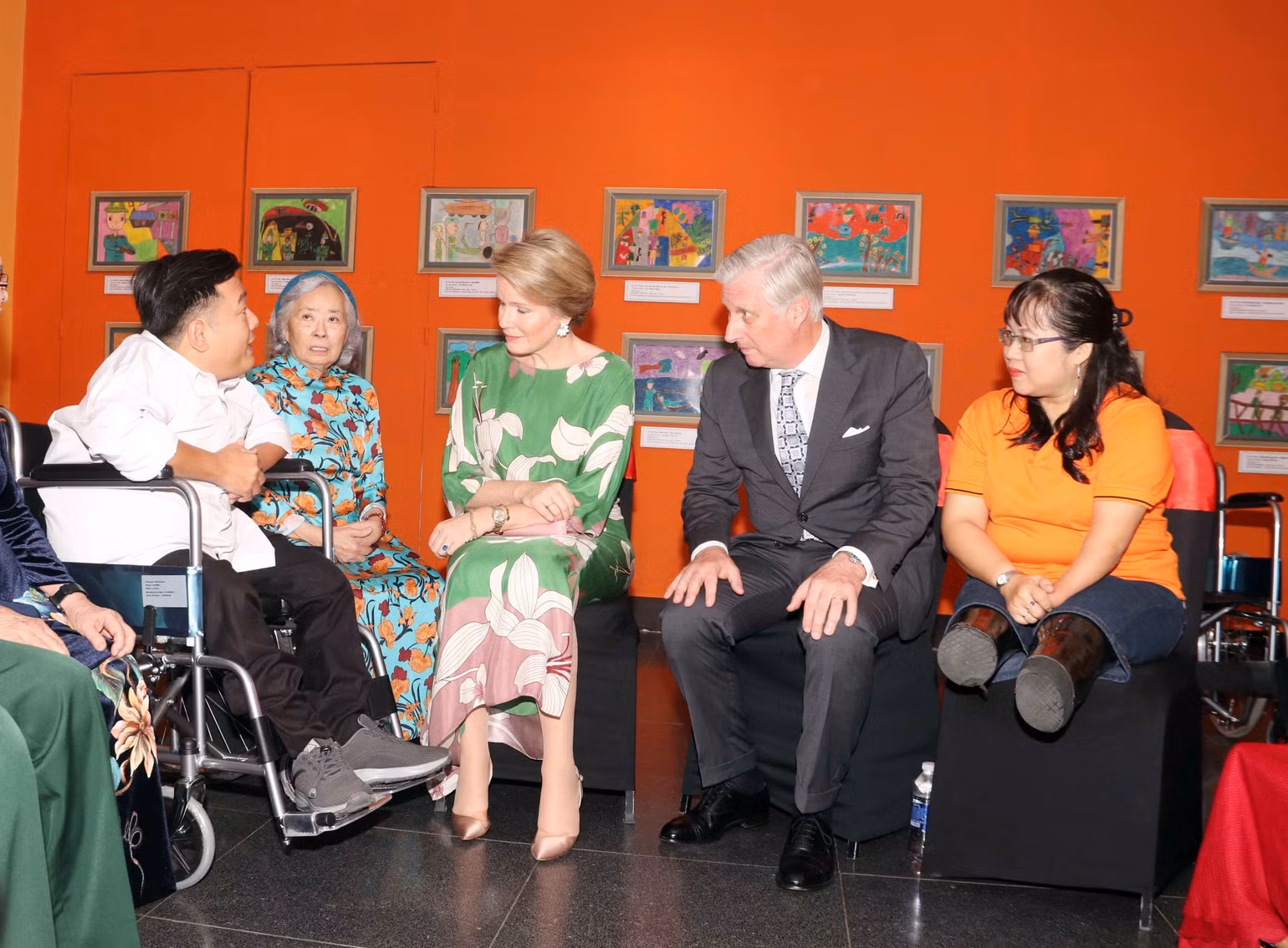 a-2jpg-nha-vua-bi-philippe-va-hoang-hau-tham-hoi-nan-nhan-chat-doc-da-cam-tai-tp-ho-chi-minh-thang-42025-1.jpg