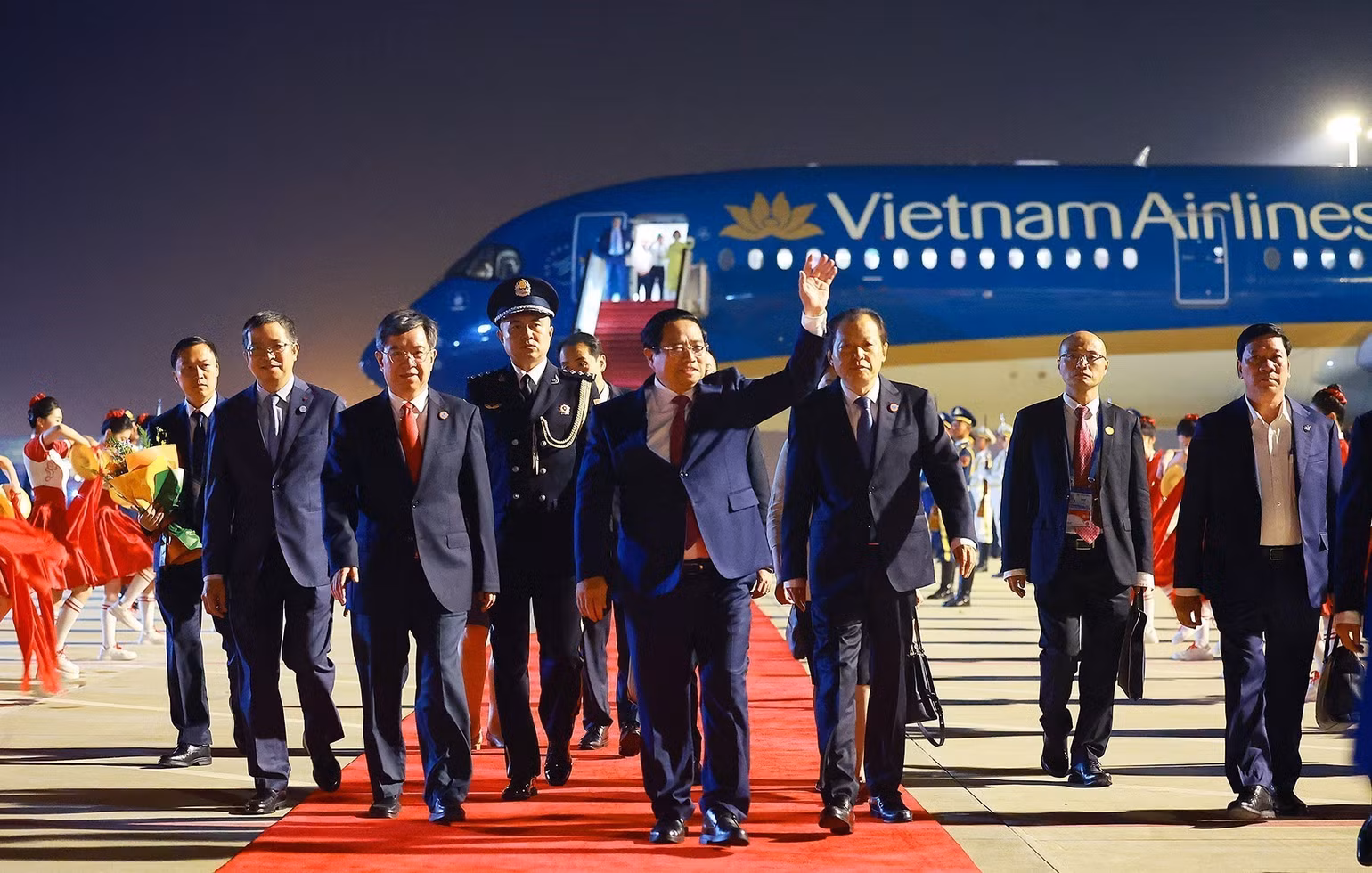 vna-potal-thu-tuong-bat-dau-chuyen-tham-du-hoi-nghi-thuong-dinh-to-chuc-hop-tac-thuong-hai-sco-2025-8245981.jpg