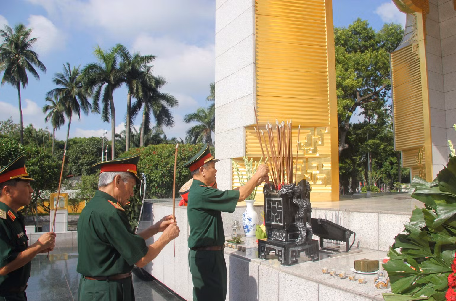 Các đại biểu thực hiện nghi thức dâng hương tưởng niệm. (Ảnh: VŨ MINH)