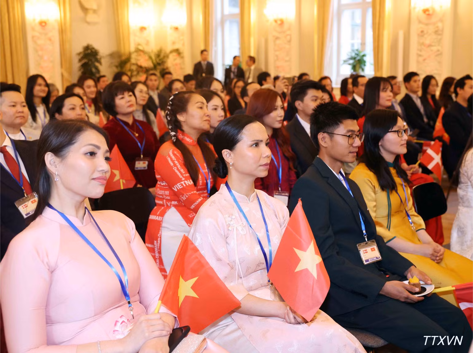 vna-potal-tong-bi-thu-chu-tich-nuoc-to-lam-va-phu-nhan-gap-go-can-bo-dai-su-quan-viet-nam-tai-dan-mach-va-cong-dong-nguoi-viet-nam-tai-dan-mach-icela.jpg