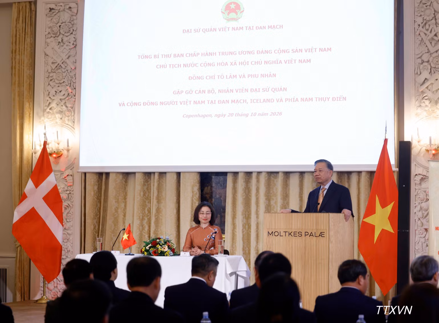 vna-potal-tong-bi-thu-chu-tich-nuoc-to-lam-va-phu-nhan-gap-go-can-bo-dai-su-quan-viet-nam-tai-dan-mach-va-cong-dong-nguoi-viet-nam-tai-dan-mach-icela-5041.jpg