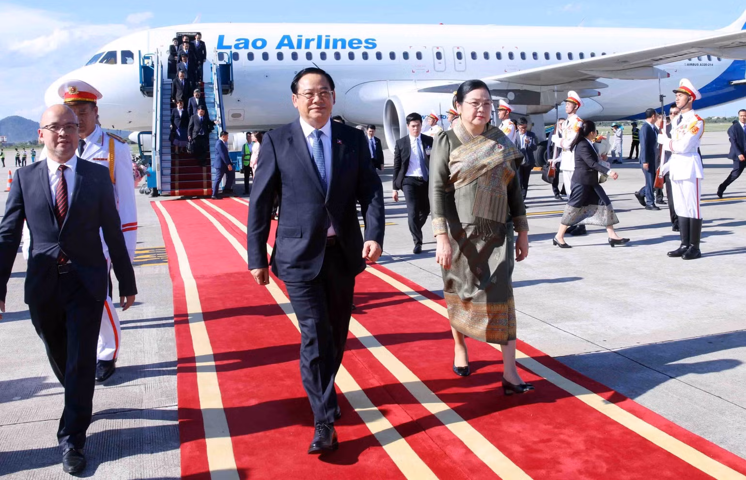 vna-potal-thu-tuong-lao-va-phu-nhan-bat-dau-tham-chinh-thuc-viet-nam-va-tham-du-dien-dan-tuong-lai-asean-lan-thu-ba-8810630.jpg