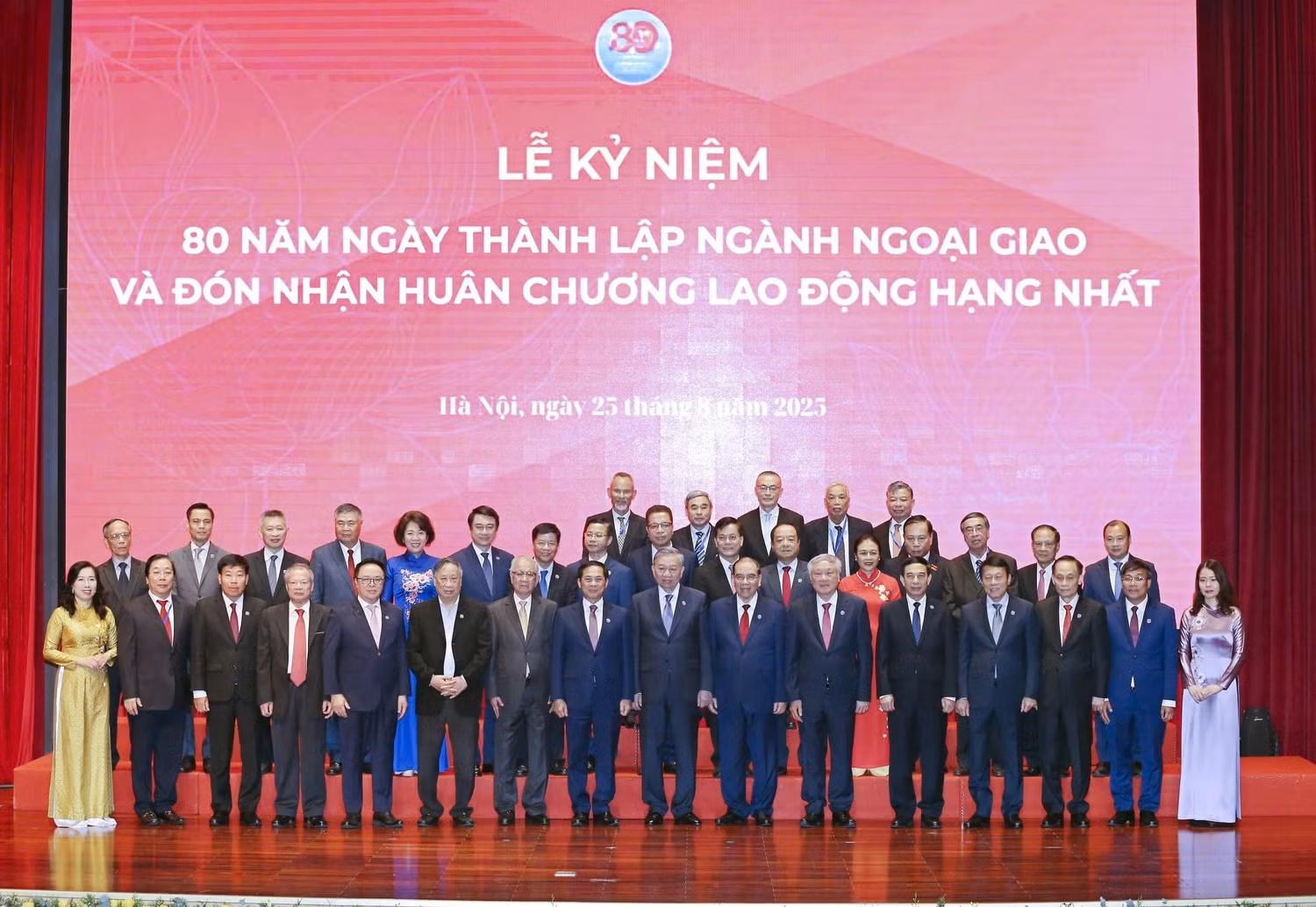 Tổng Bí thư Tô Lâm chụp ảnh kỷ niệm với nguyên các lãnh đạo Bộ Ngoại giao và các đại biểu tham dự Lễ kỷ niệm 80 năm thành lập ngành Ngoại giao Việt Nam (28/8/1945-28/8/2025), ngày 25/8/2025. (Ảnh: Bộ Ngoại giao)